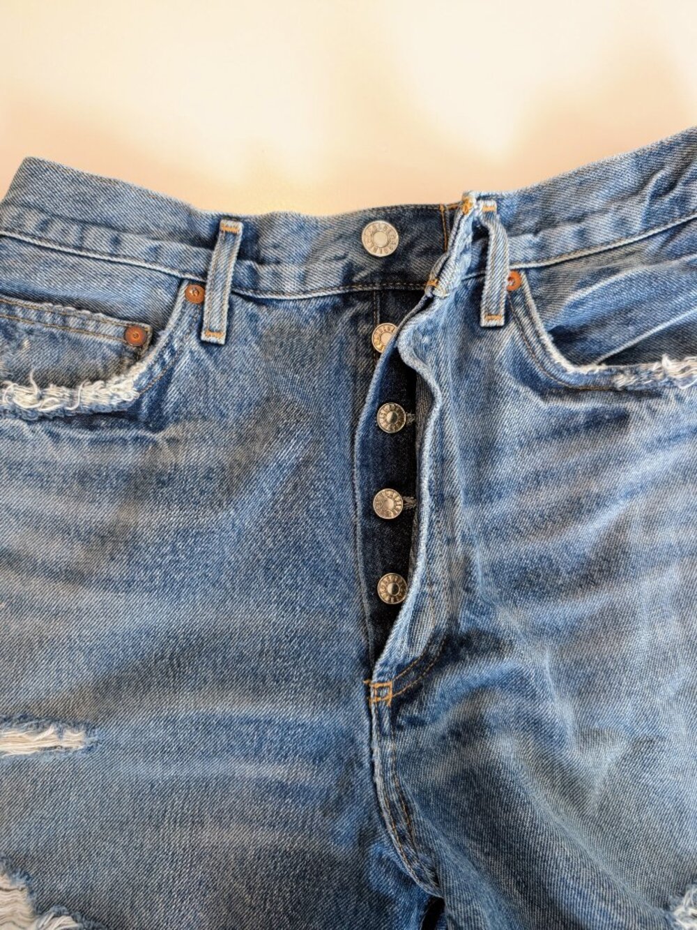 AGOLDE Dee Ultra High Rise Cutoff Shorts in Ricochet - Size 28 - Picture 3 of 8